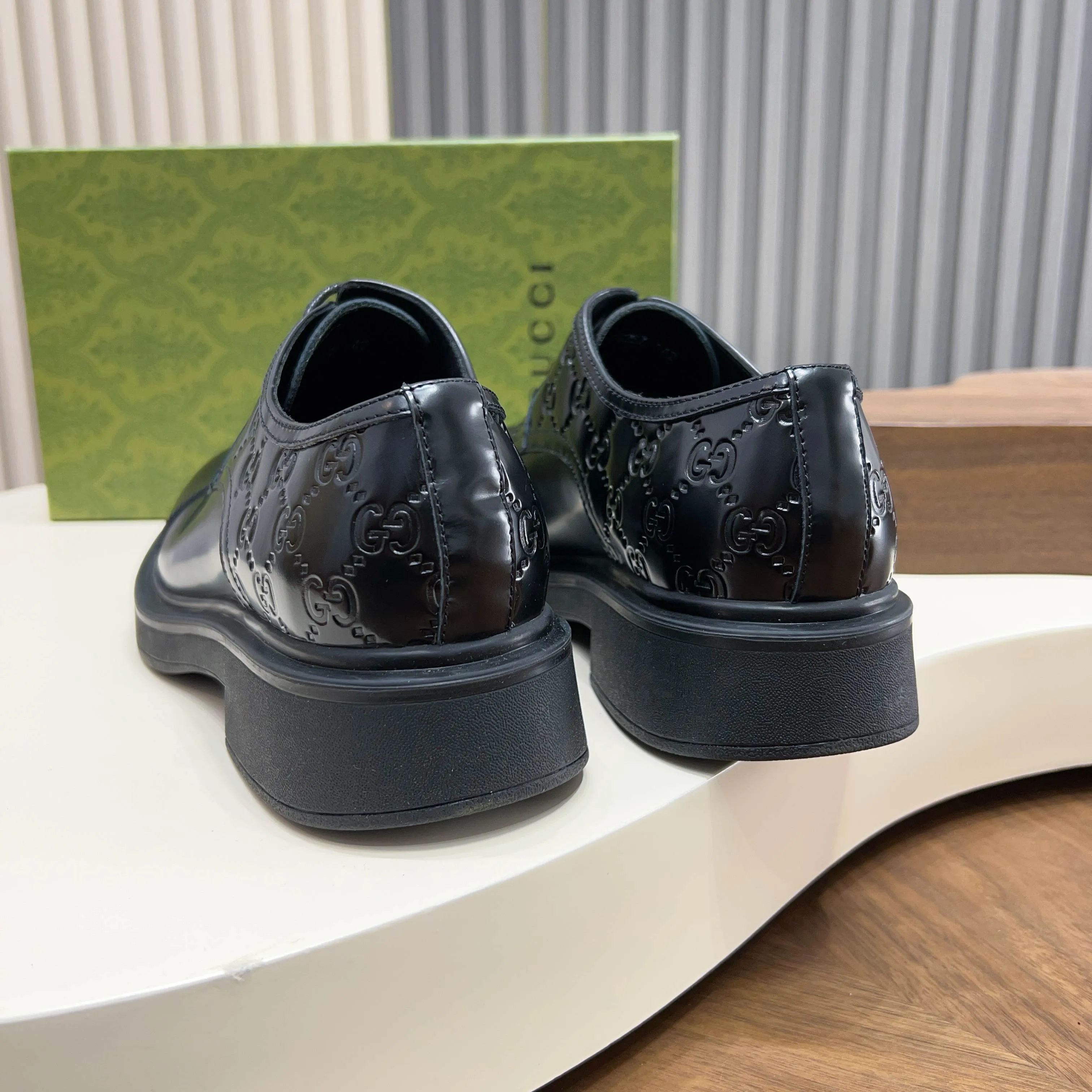 💰780 Gucci/Gucci new men’s lace-up shoes with GG details, matte cow leather derby shoes! The design of this men's lace-up shoe is rooted in the brand's heritage. Crafted from premium waxed cow leather, it is embellished with GG printed embossed suede leather details, a nod to Gucci's iconic monogram. The rubber sole decorated with GG pattern adds a touch of modern fashion to this design. Typical three-joint style design. European and American classic version, full calfskin lining. The overall upper texture is soft and the lining is comfortable and breathable. 2CM thickened soft rubber sole, easy to control. Versatile and stylish upper foot, multiple colors available to meet different matching needs, complete package! Size: 39-40-41-42-43-44 leather shoe size (38.45.46 can be customized)